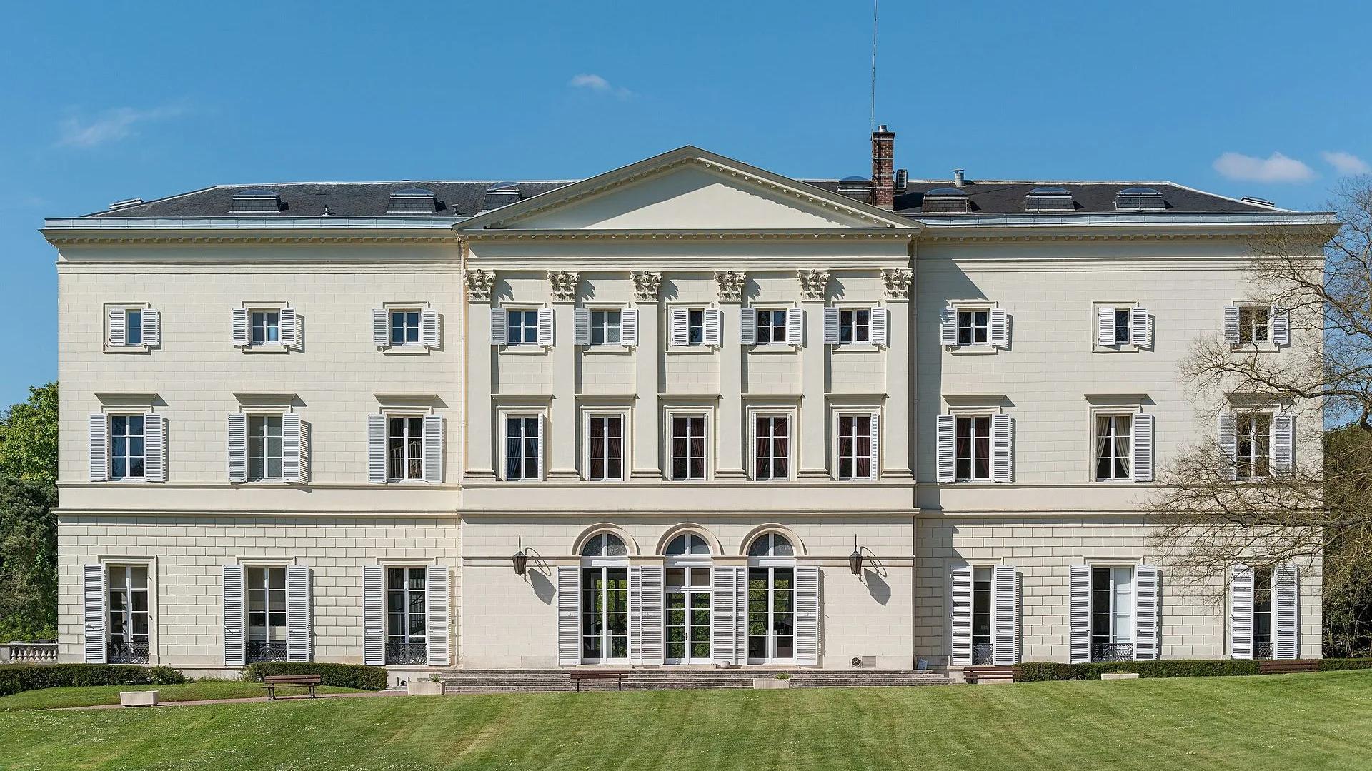 HEC Paris campus