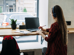 What are the part-time jobs in Dubai for international students?